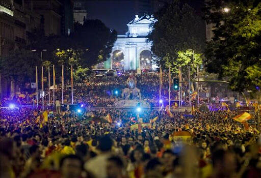 Aficionados celebrando en la calle, representando la pasi&oacute;n de Costa Rica por la Sele en los mundiales.